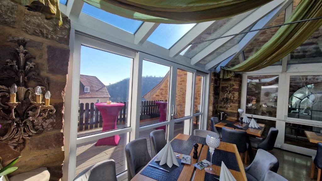 Nespecifikovaný výhled na hory nebo výhled na hory při pohledu z hotelu