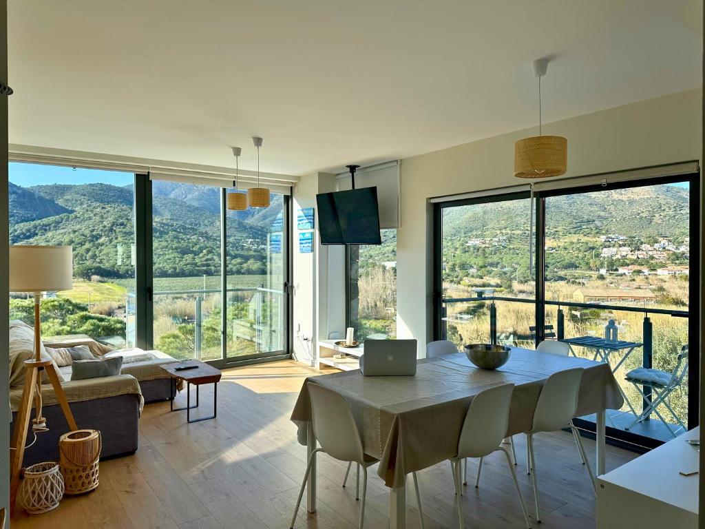 ポルト・デ・ラ・セルバにあるApartamento de Nueva Construcción en Port de la Selvaのノートパソコンが置かれたテーブルのあるリビングルーム