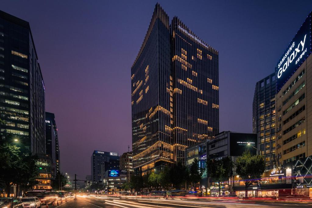 ソウルにあるフォーシーズンズ ホテル ソウルの夜の高層ビル