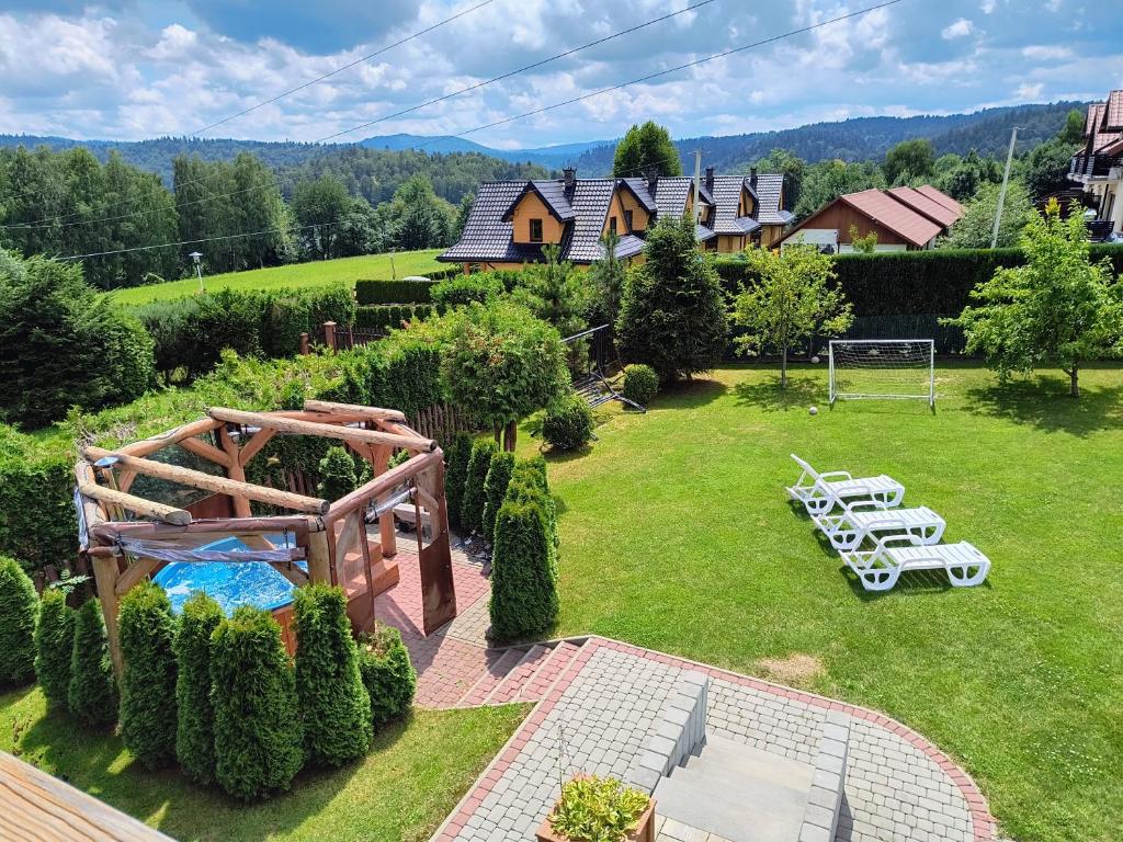 eine Luftansicht auf einen Hinterhof mit einem Pool in der Unterkunft Łykolańczyk-Chatki z JACUZZI in Polańczyk