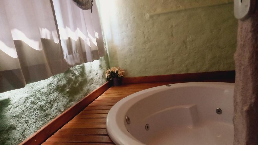 Koupelna v ubytování Vale do Piemonte - Chalé com hidromassagem -