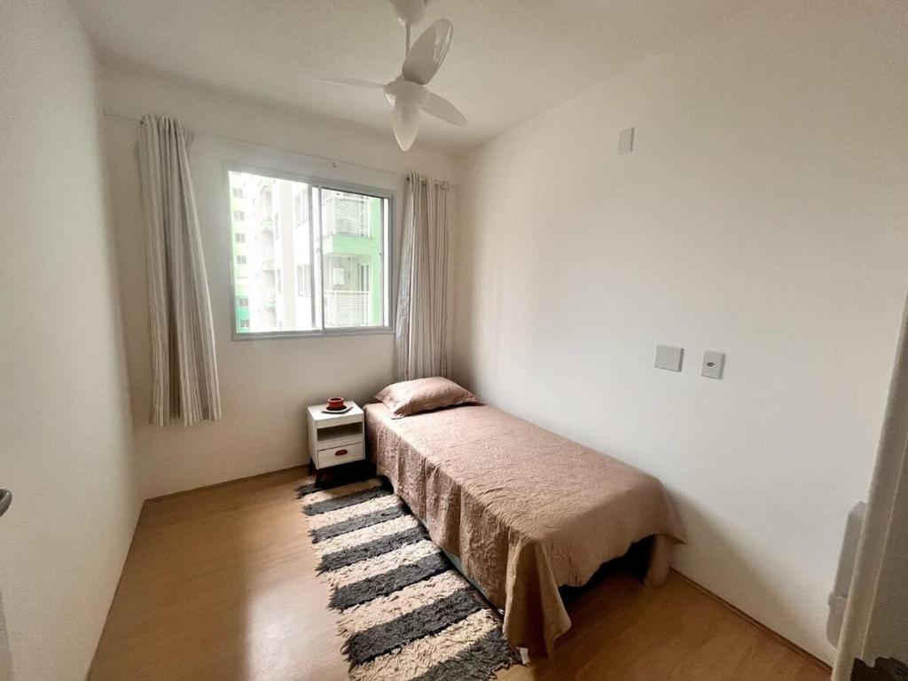 Een bed of bedden in een kamer bij Apartamento de 2 quartos, com piscina e há 10 km de copacabana