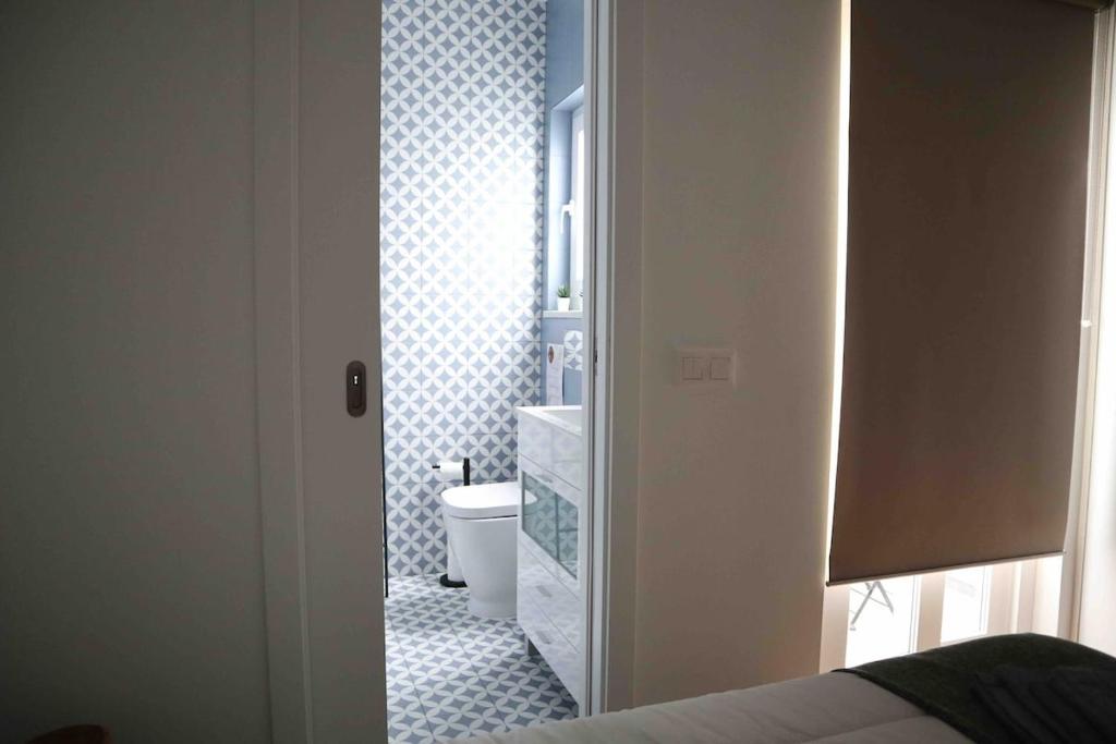 a bathroom with a toilet and a sink and a tub at Casa da Mostardeira in Évora