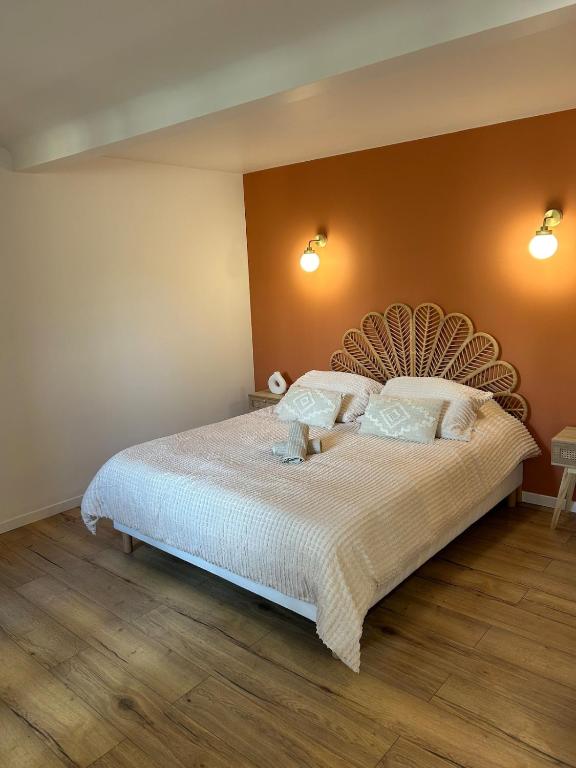 une chambre avec un grand lit avec des draps blancs dans l'établissement Appartement balnéothérapie avec extérieur, à Montreuil