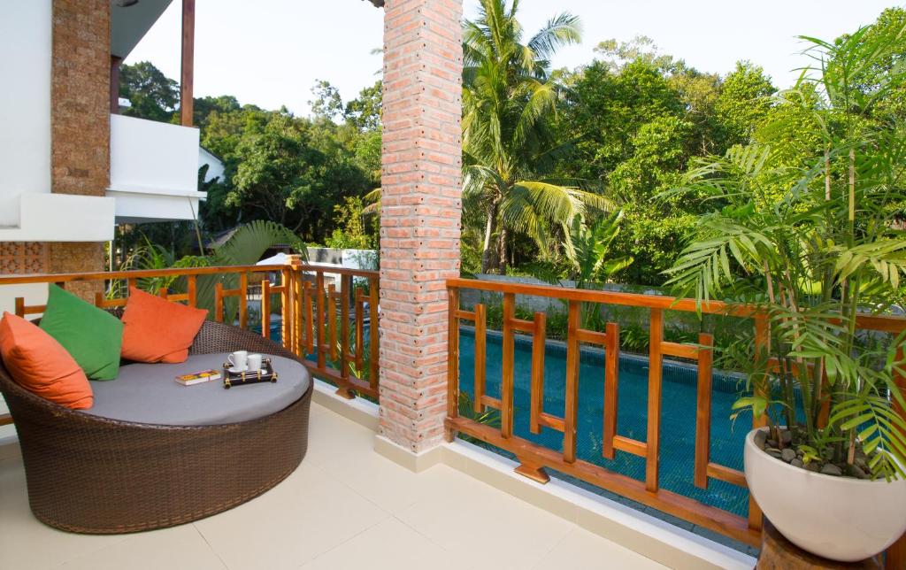 Phòng Luxury Có Giường Cỡ King Nhìn Ra Hồ Bơi