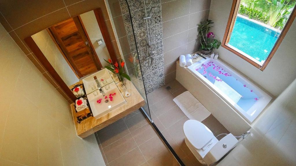 Phòng Luxury Có Giường Cỡ King Nhìn Ra Hồ Bơi