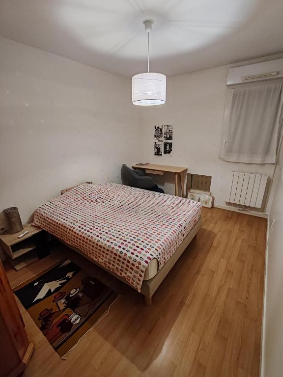 une chambre avec un lit, un bureau et une table dans l'établissement Appartement 1 chambre privée, à Angers