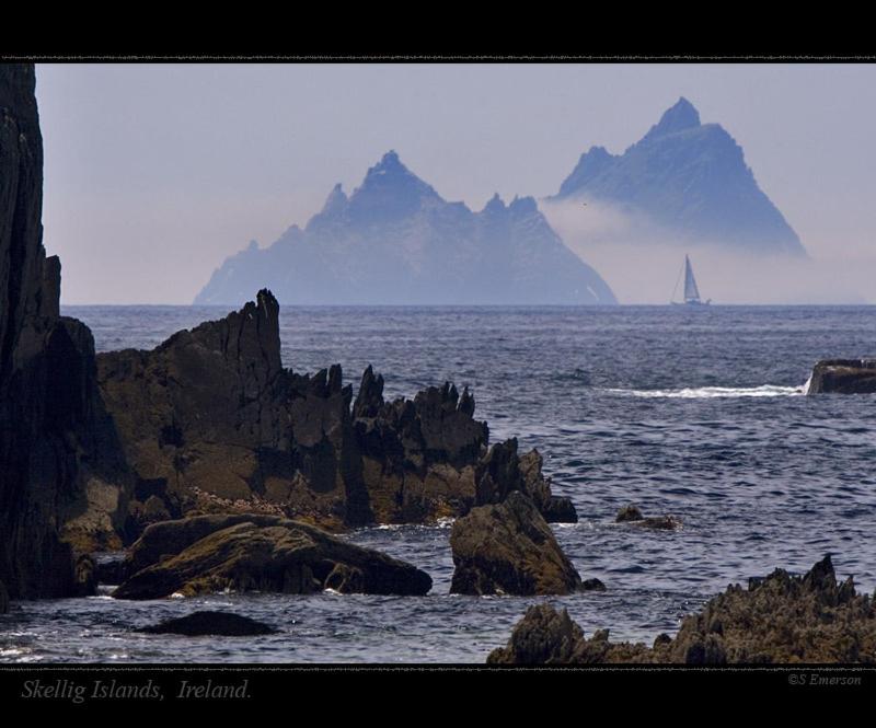 vista sull'oceano con montagne in lontananza di John Morgans House a Portmagee