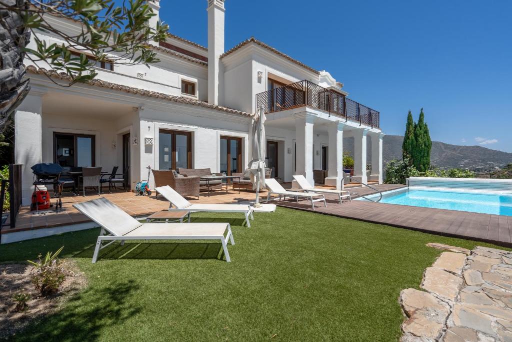 Πισίνα στο ή κοντά στο Luxury Modern 5BR Villa - Infinity pool & Panoramic sea views