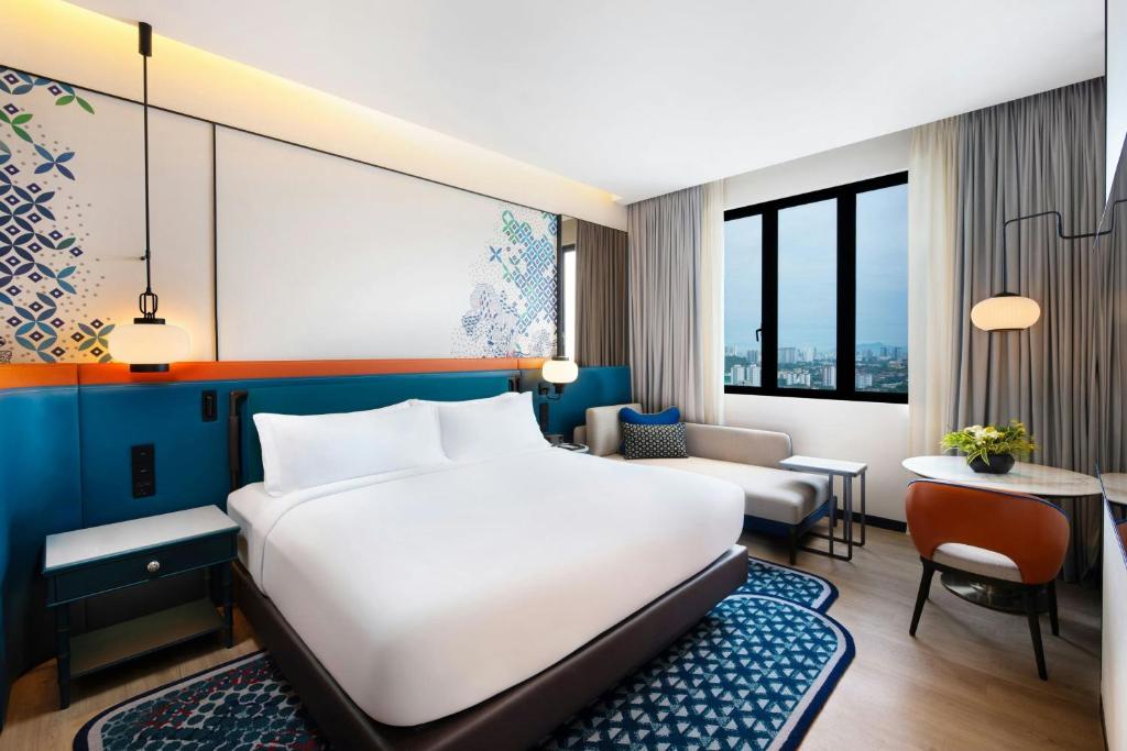 峇六拜Iconic Marjorie Hotel, Penang, a Tribute Portfolio Hotel的酒店客房,配有床和沙发