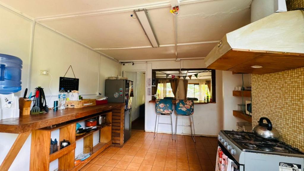 Kuchyň nebo kuchyňský kout v ubytování Mata Nui Eco hostel