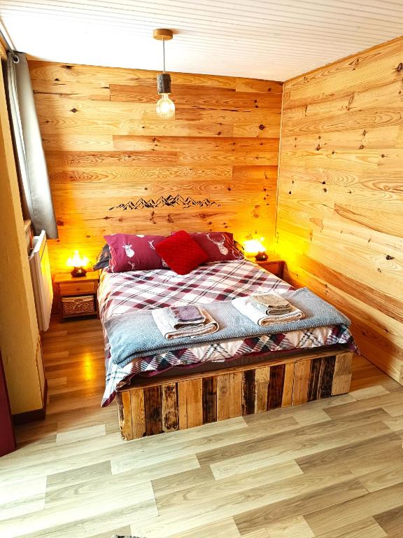 Postel nebo postele na pokoji v ubytování Gîte Ha-Py Chalet