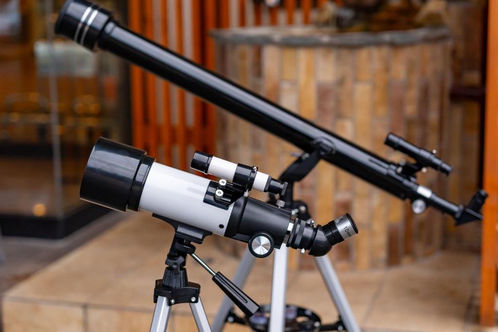 un télescope assis au-dessus d'un tripode dans l'établissement YU-FURI Nasu-Shiobara, à Nasushiobara 21 autres photos