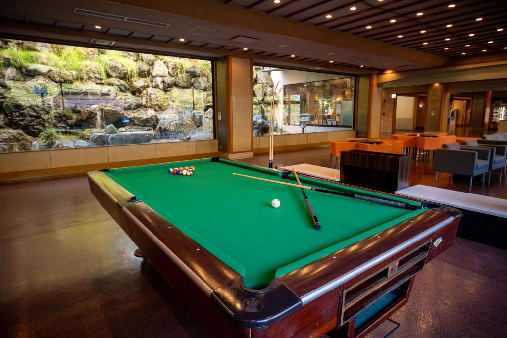 une table de billard dans une pièce avec une boule de billard dans l'établissement YU-FURI Nasu-Shiobara, à Nasushiobara
