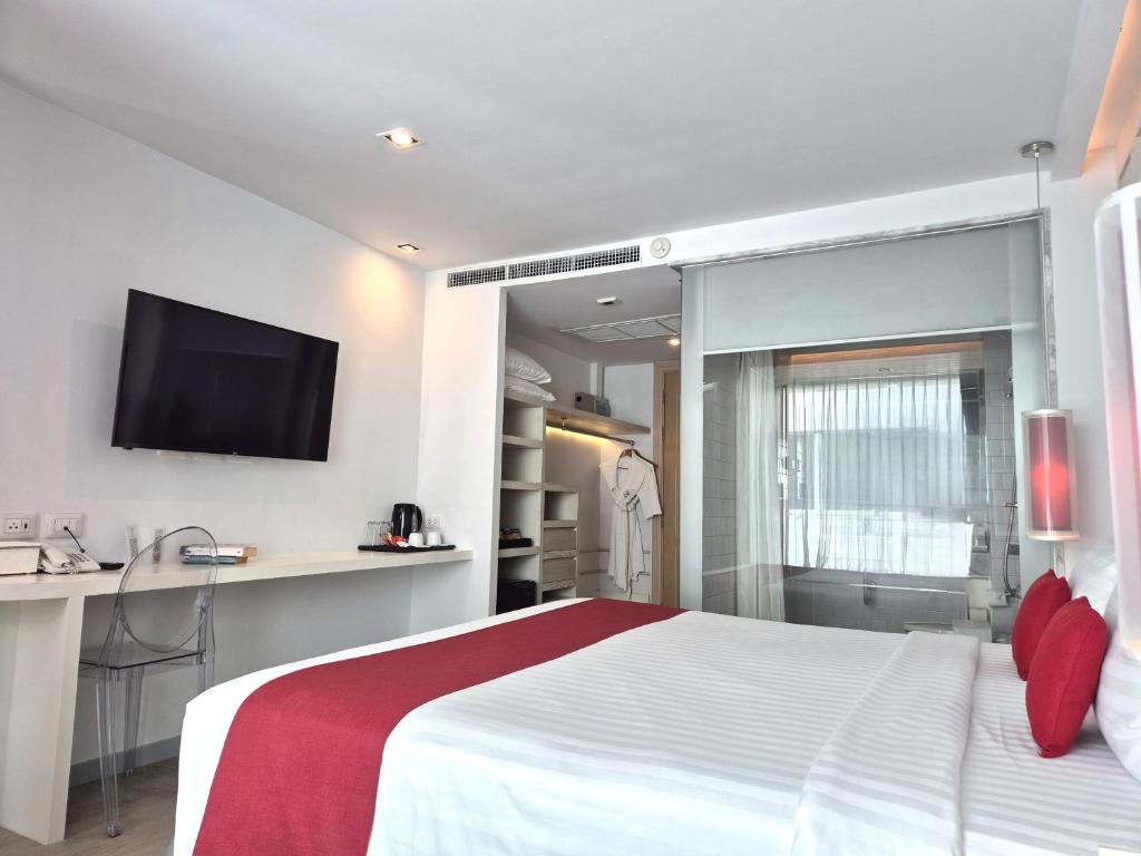 Postel nebo postele na pokoji v ubytování The Bloc Hotel Phuket - SHA Extra Plus