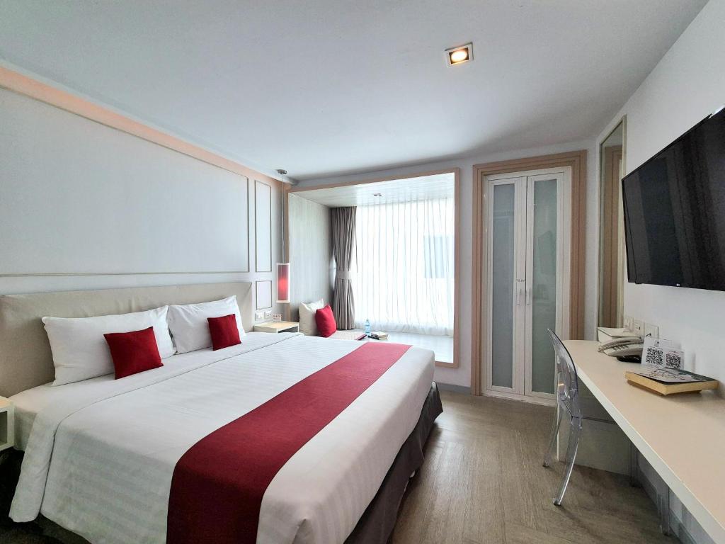 Postel nebo postele na pokoji v ubytování The Bloc Hotel Phuket - SHA Extra Plus