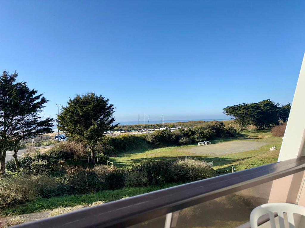 - une vue sur le parcours de golf depuis le balcon du complexe dans l'établissement Studio face à la mer avec balcon et parking - 4 pers, Saint-Jean-de-Monts - FR-1-323-428, à Saint-Jean-de-Monts
