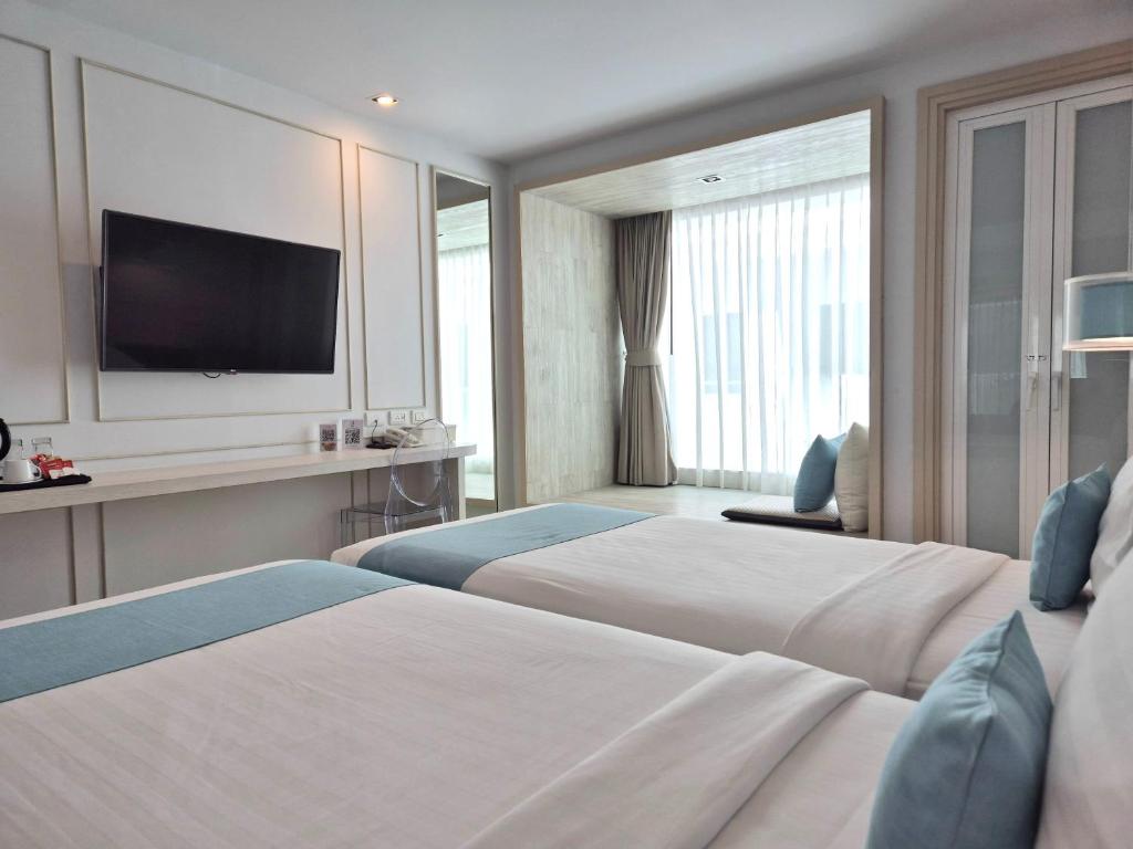 Postel nebo postele na pokoji v ubytování The Bloc Hotel Phuket - SHA Extra Plus