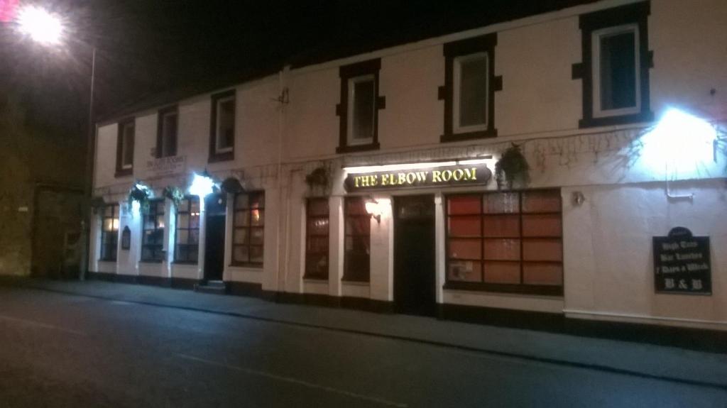 un edificio con un cartel que lee la habitación feliz en The Elbow Room en Kirkcaldy