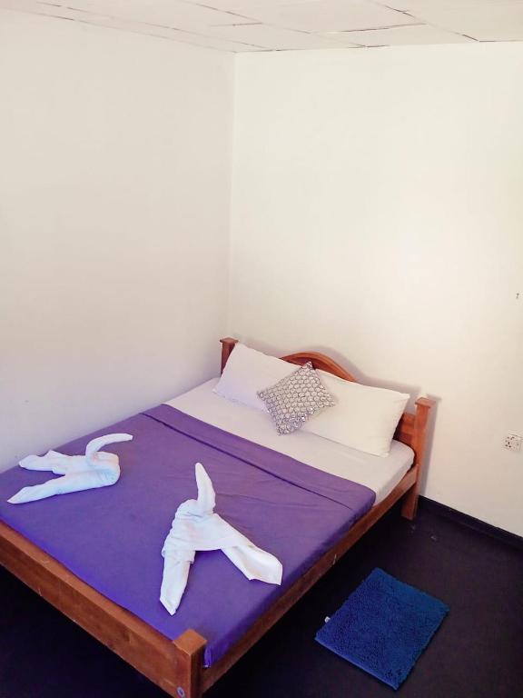 Postel nebo postele na pokoji v ubytování Mountain Breeze Inn Midigama