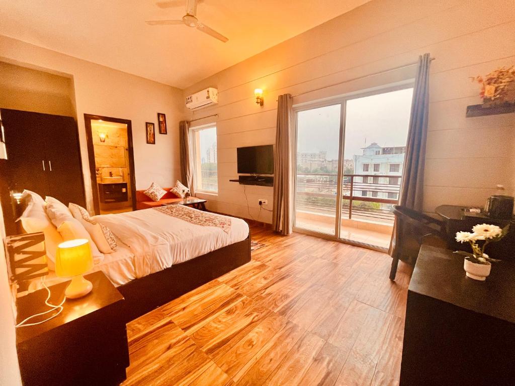 Postel nebo postele na pokoji v ubytování The Garnet Resort - Top Rated & Most Awarded Property in Vrindavan
