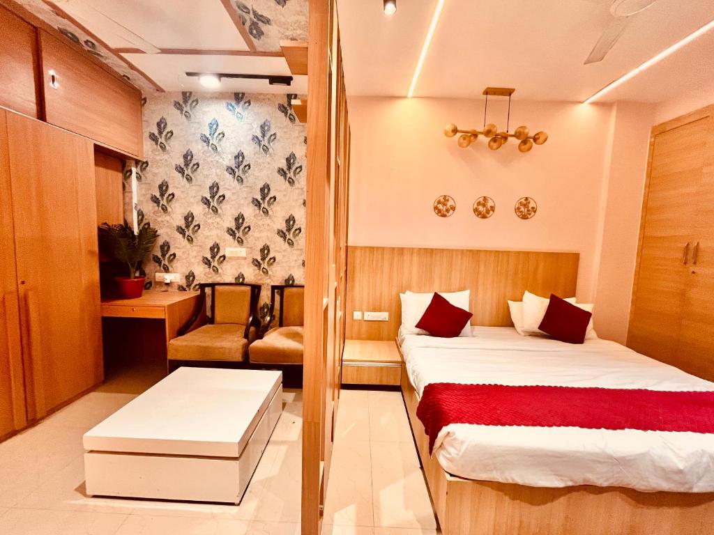 Postel nebo postele na pokoji v ubytování The Garnet Resort - Top Rated & Most Awarded Property in Vrindavan