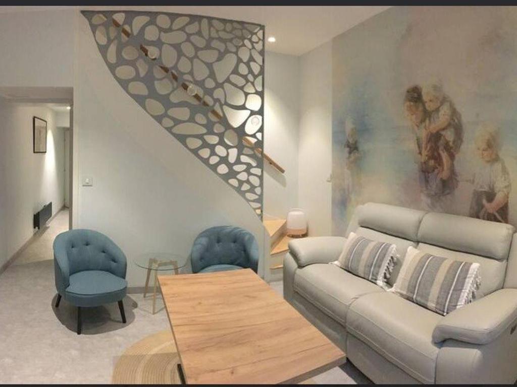 - un salon avec un canapé et des fauteuils bleus dans l'établissement Charmante maison moderne près de la plage à Berck - FR-1-646-81, à Berck-sur-Mer