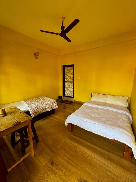 Tempat tidur dalam kamar di HOTEL FORESTWAY Hostel & Backpackers
