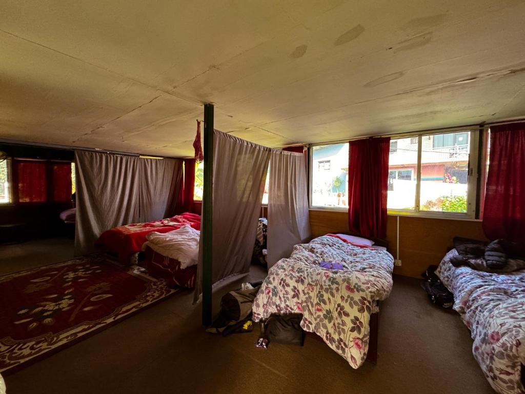 Tempat tidur dalam kamar di HOTEL FORESTWAY Hostel & Backpackers