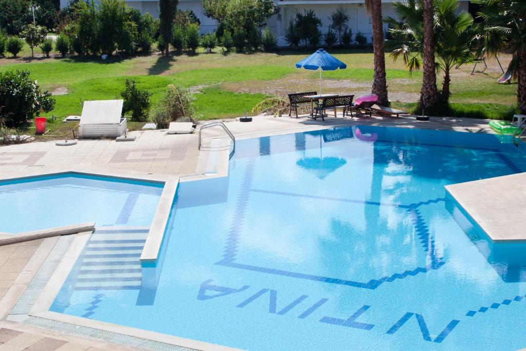 Bazén v ubytování Olgas Paradise Apartments nebo v jeho okolí