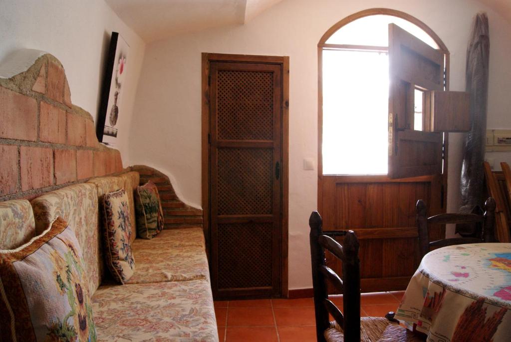 Posezení v ubytování Cuevas de María