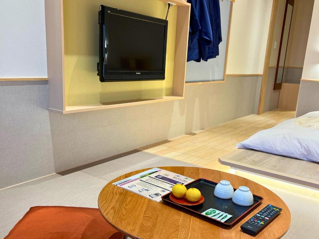 Una televisión o centro de entretenimiento en Hidamari Ichinoyu