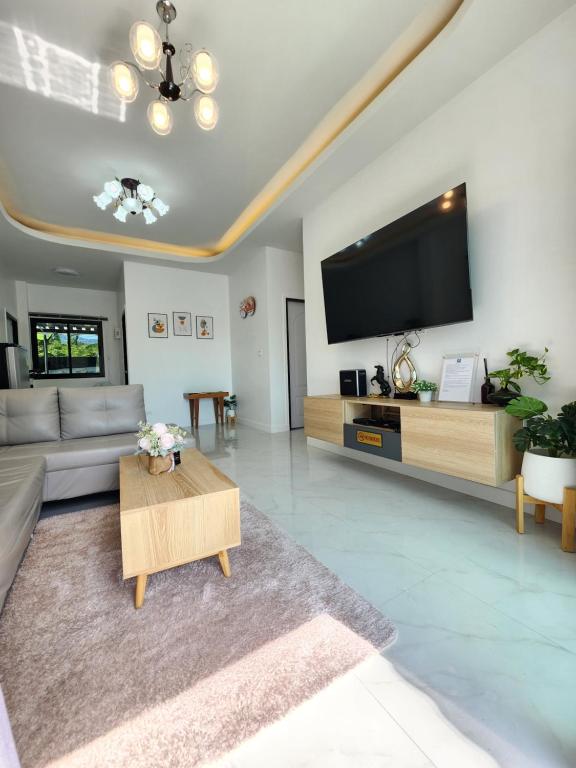 TV a/nebo společenská místnost v ubytování X2 pool villa ใกล้สนามบินขอนแก่น
