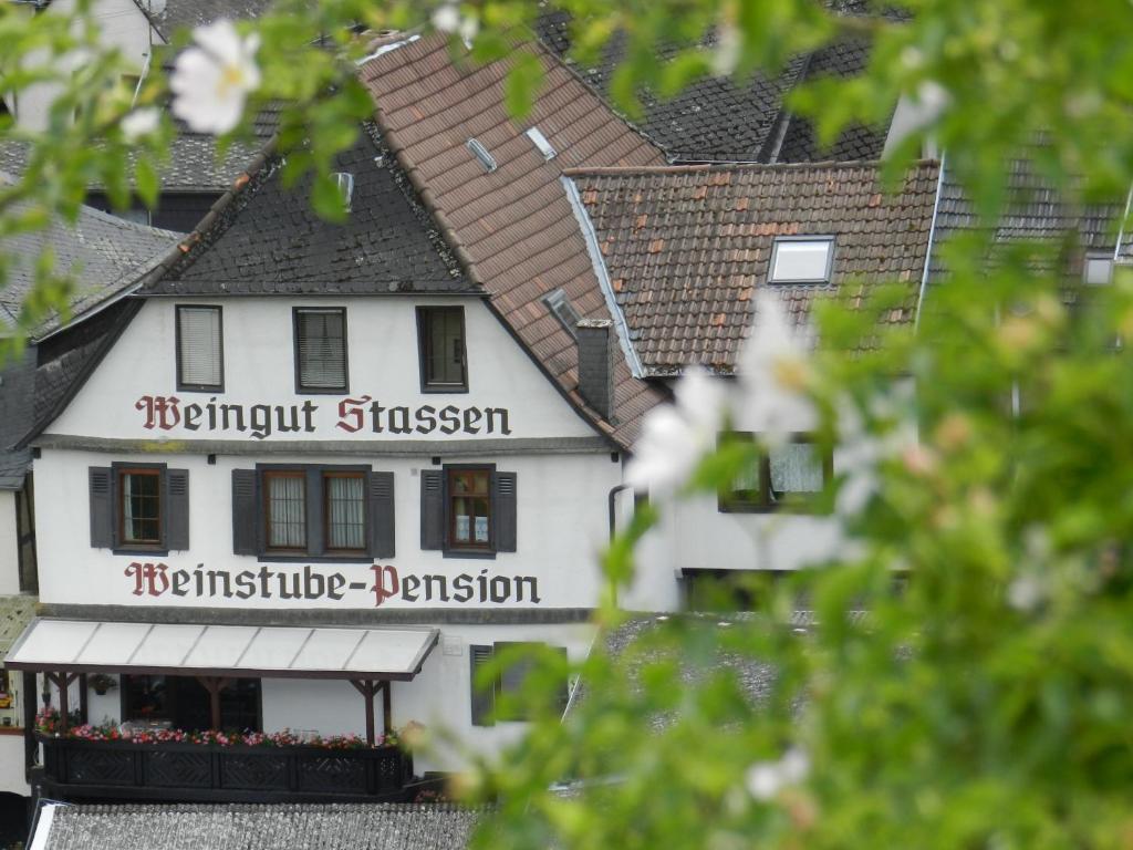 um edifício branco com um sinal que lê stenger de transferência em Weingut Stassen em Oberheimbach