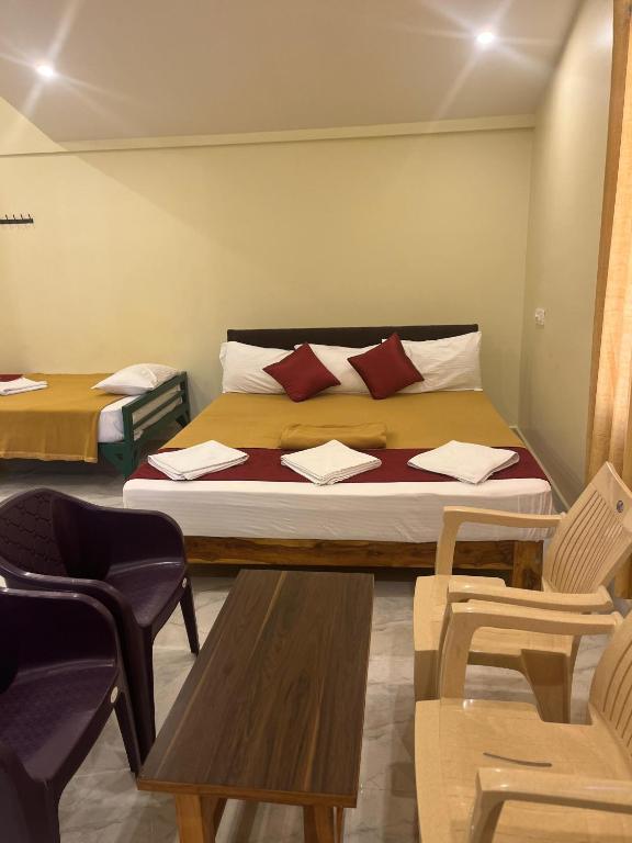 Postel nebo postele na pokoji v ubytování Lakshmi Flower Tech Resort