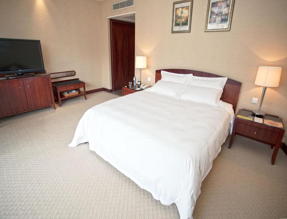 Postel nebo postele na pokoji v ubytování Parklane Hotel Changan