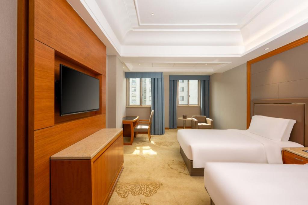 TV a/nebo společenská místnost v ubytování 上海戴斯温德姆酒店 Shanghai Days Wyndham Hotel