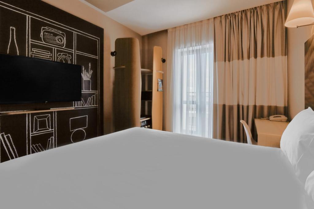 Ibis Aktobe - Habitación Superior Con Balcón