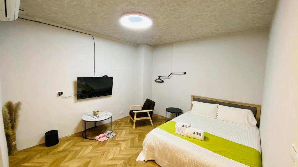 Postel nebo postele na pokoji v ubytování 希沐溫泉行旅