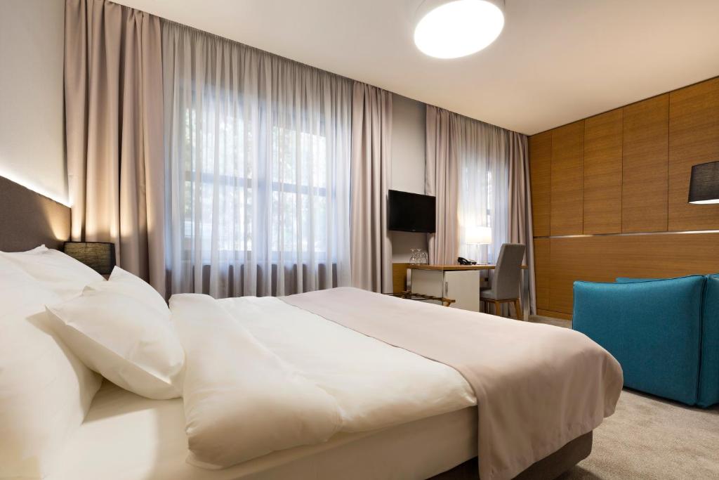 Postel nebo postele na pokoji v ubytování Hotel Orasac Garni