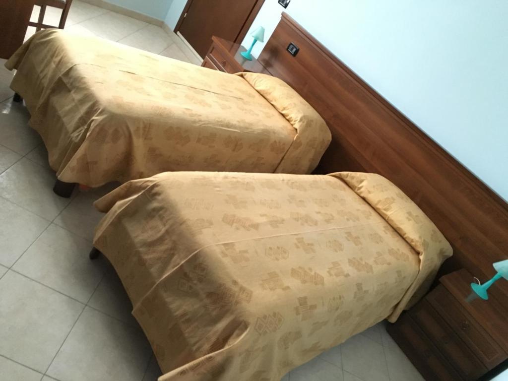 2 letti con coperte in una stanza di AlloggiItalia a Porto Tolle