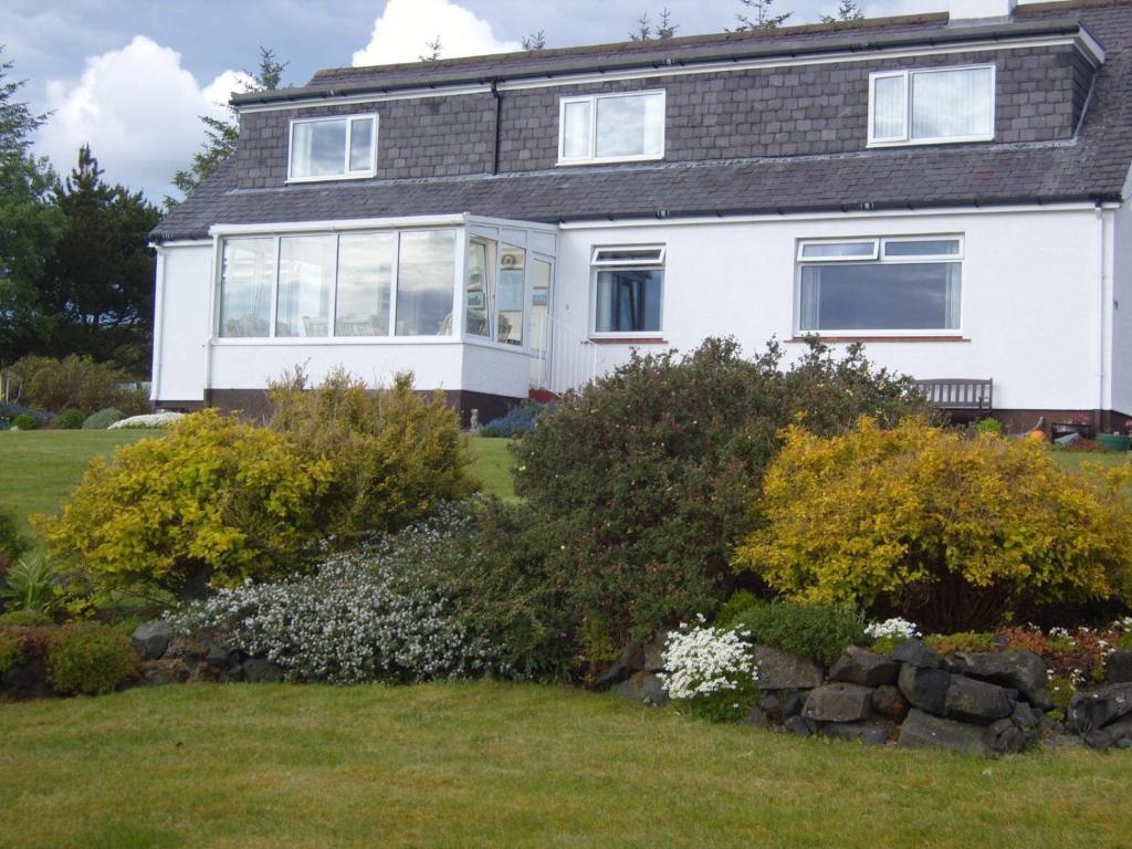 Casa blanca grande con ventanas y patio en Corran House, en Kingsburgh