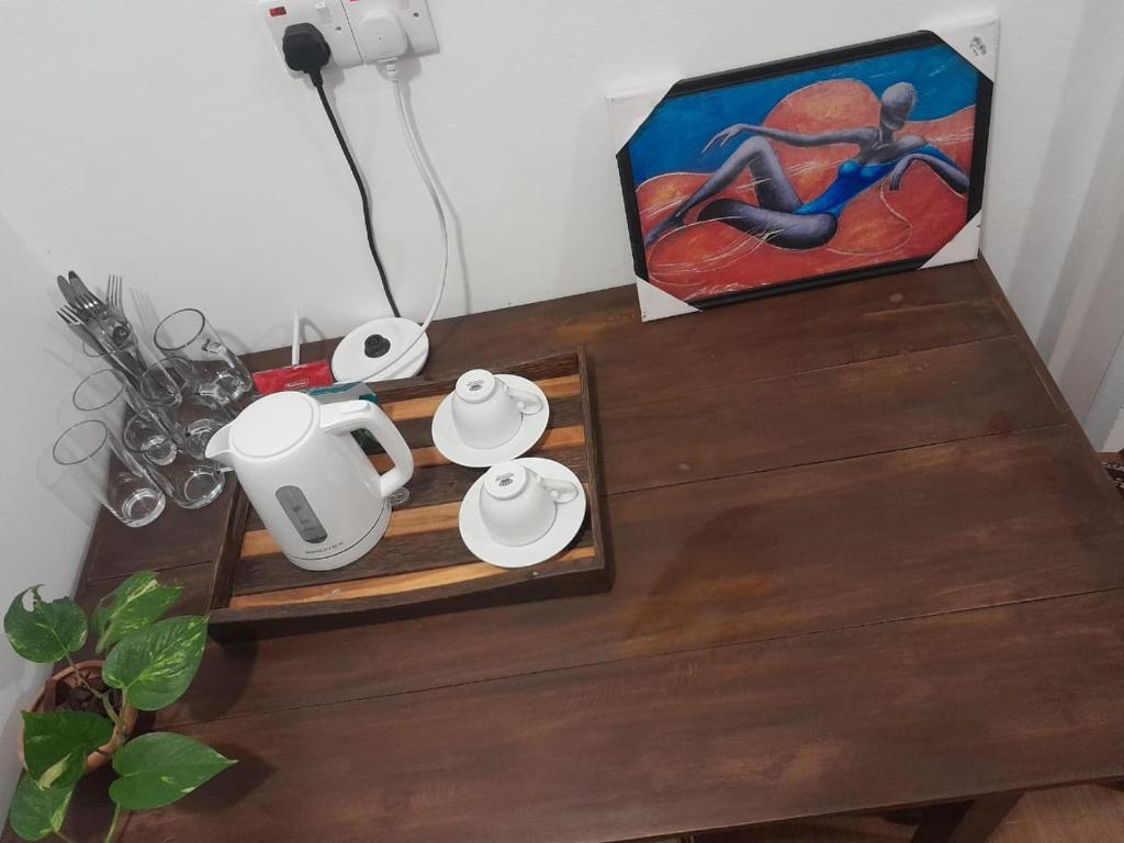 un tavolo con una macchinetta del caffè sopra di Abraham Beach House a Tangalle