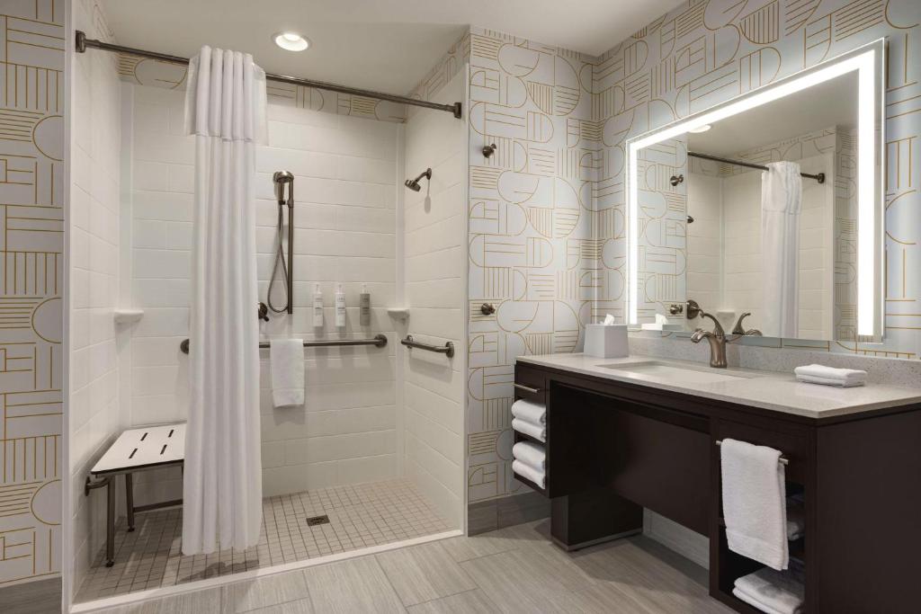 Koupelna v ubytování Home2 Suites by Hilton Austin North/Near the Domain, TX