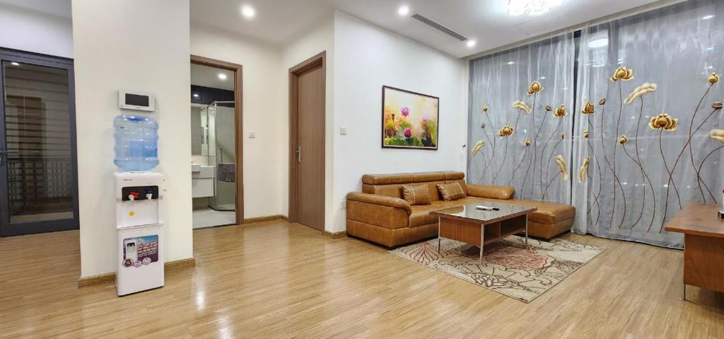una sala de estar con un sofá y una mesa en Skylake Phạm Hùng, en Hanói