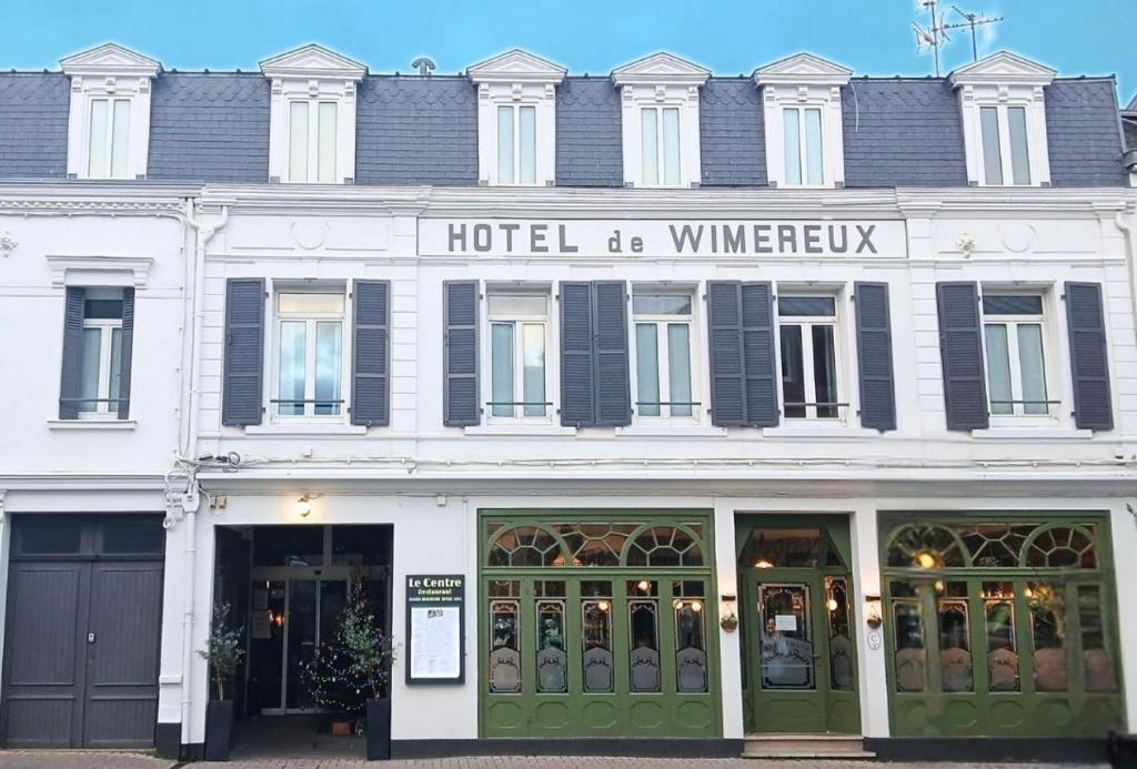 un hotel y bodega en una calle de la ciudad en Hôtel De Wimereux, en Wimereux