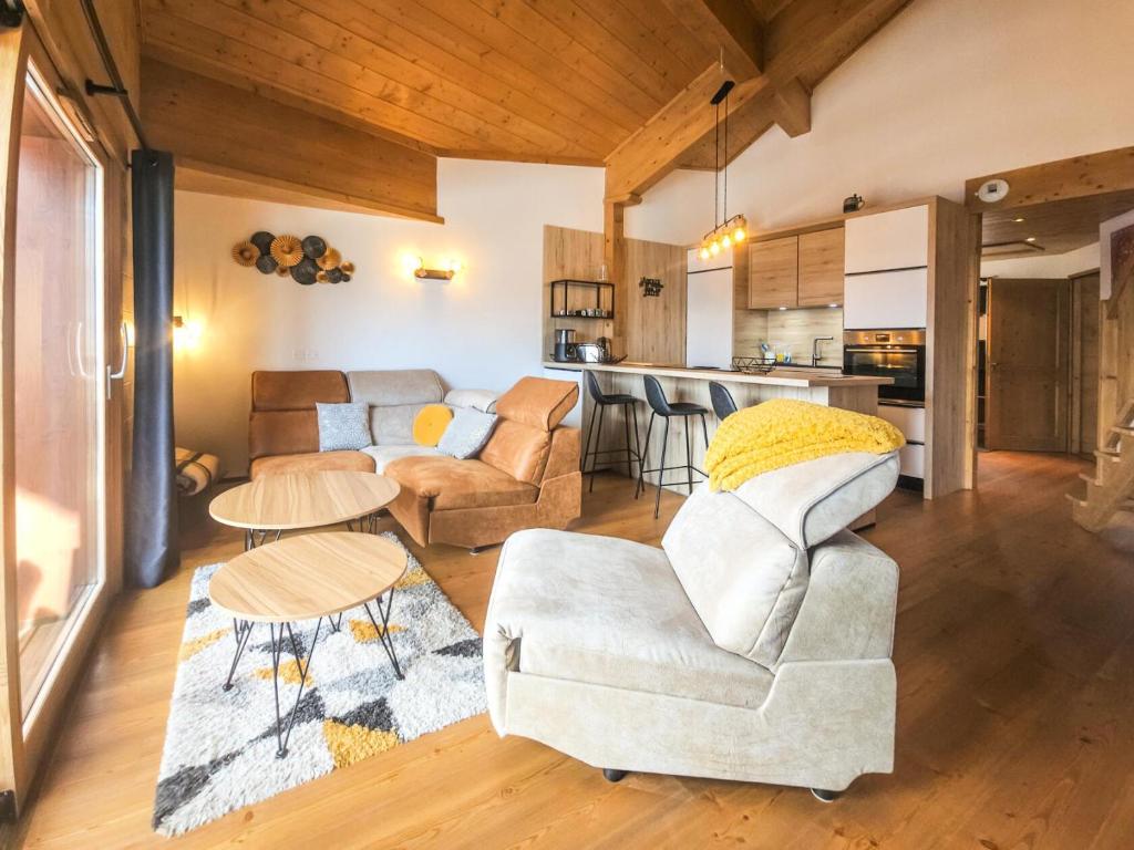 un salon avec un canapé et une table dans l'établissement Chalet Adele - Appartement 6 personnes situé en bord de piste St Martin de Belleville MAE-8204, à Saint-Martin-de-Belleville
