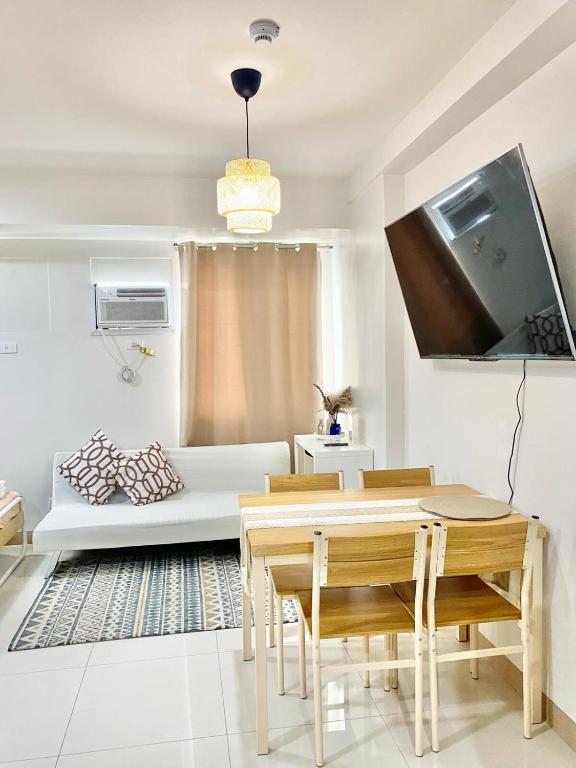 TV a/nebo společenská místnost v ubytování SM Style Residence Minimalist Condo Unitt