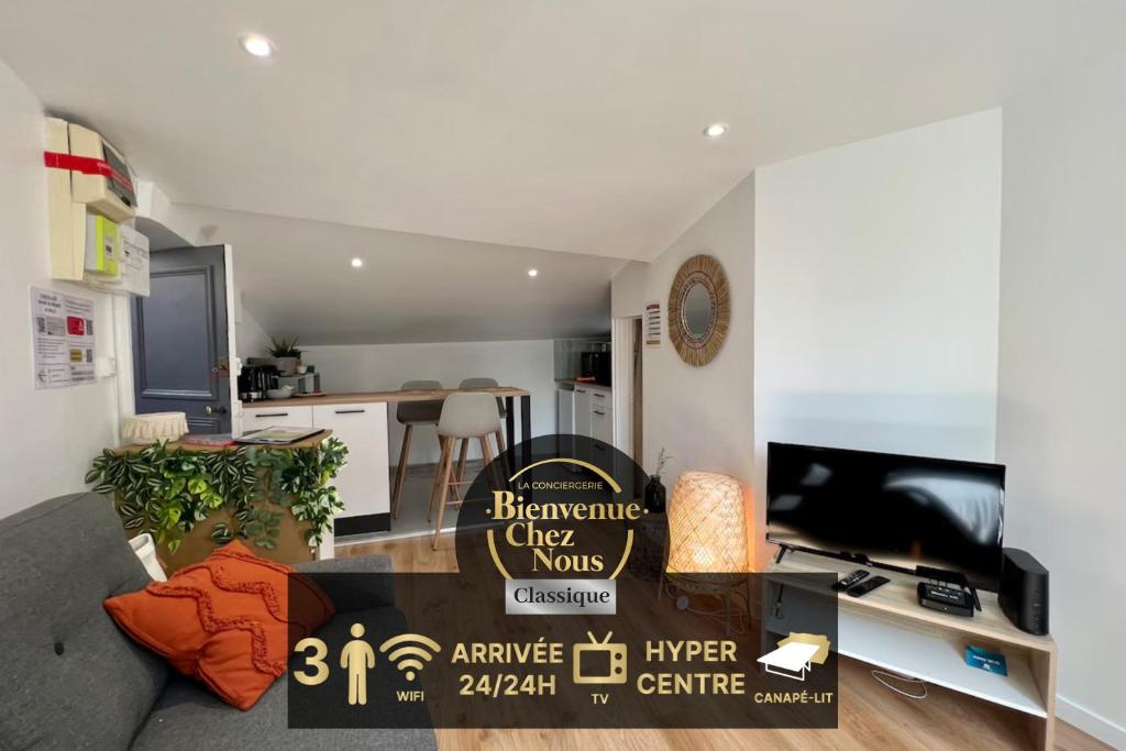 - un salon avec un grand panneau mural dans l'établissement F2 *La Treille* Centre Historique Clermont FD 3p, à Clermont-Ferrand