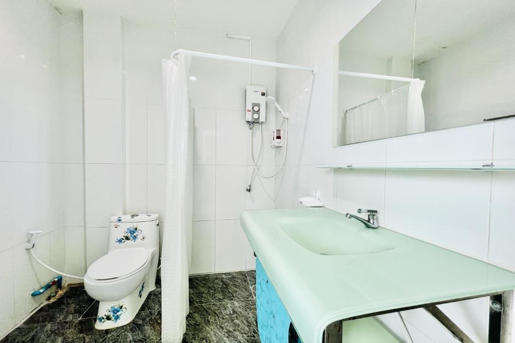 Koupelna v ubytování Parichat Bandung Hotel